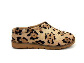 Designed with minimal Verona Fleece Slippers by oobash / Buddify